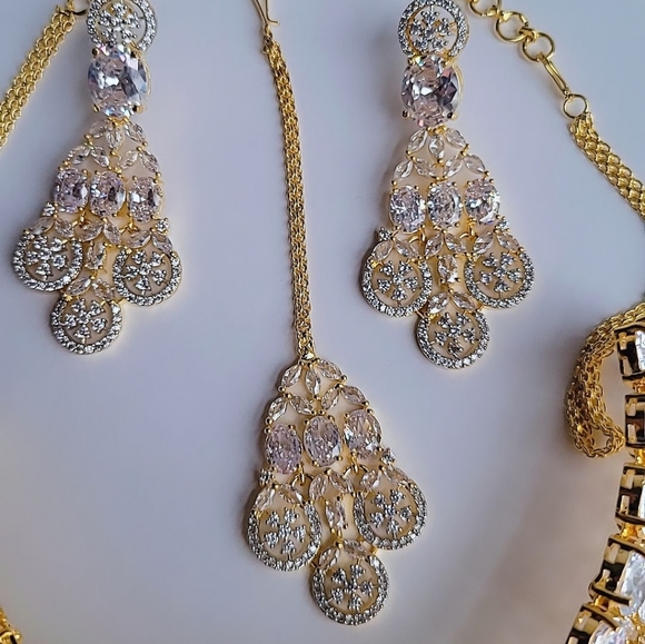 NWT Gold Finish Crystal Clear Simulated diamond Necklace Set Earrings with Tikka - Picture 4 of 4
